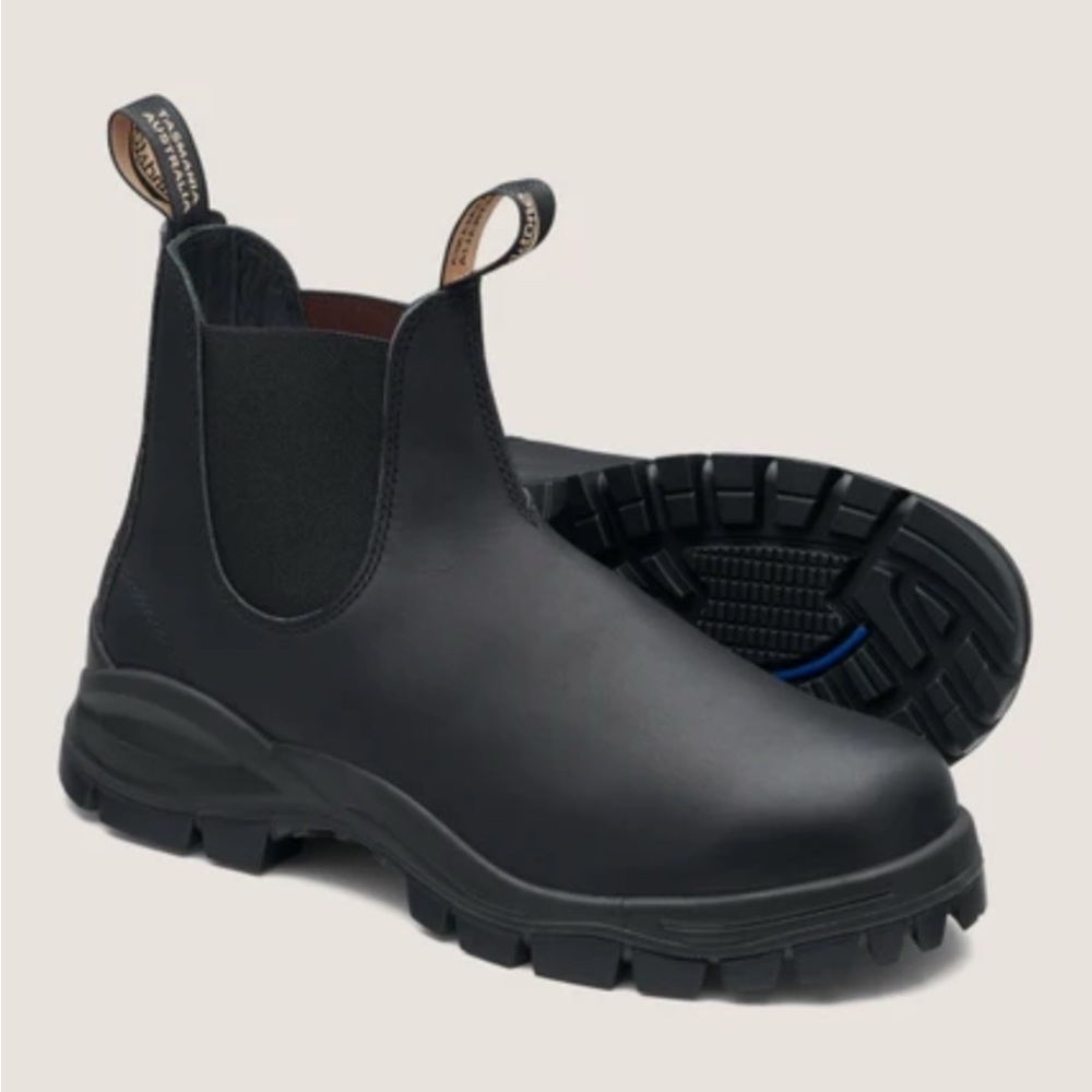 Blundstone #2240 Lug Boot utility/street-ready iconic Chelsea chunky lug sole